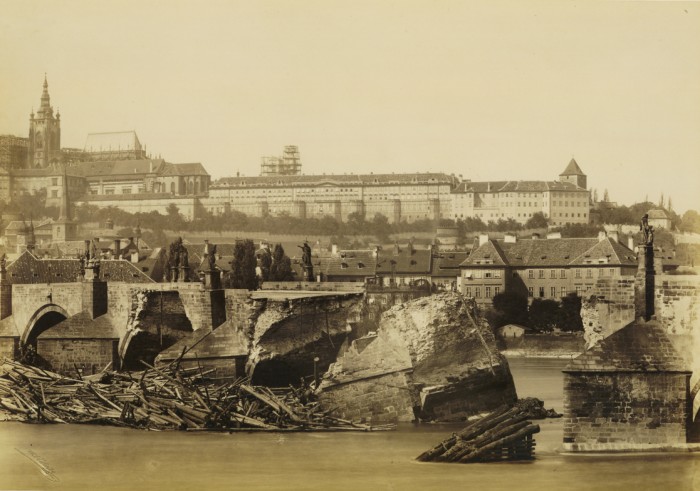 Poškozený Karlův most po povodni (foto z archivu MHMP)