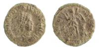 Theodosius I.374-395 AE4 R:Victoria a zajatec Sear 1088
