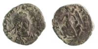 Arcadius 384-406 AE4 R:Victoria a zajatec Sear 4134