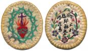 Misie na Dálném východě - Škapulíř se symboly Nejsvětějšího SrdceJežíšova a japonskými? znaky v květinovém věnci.  textil
